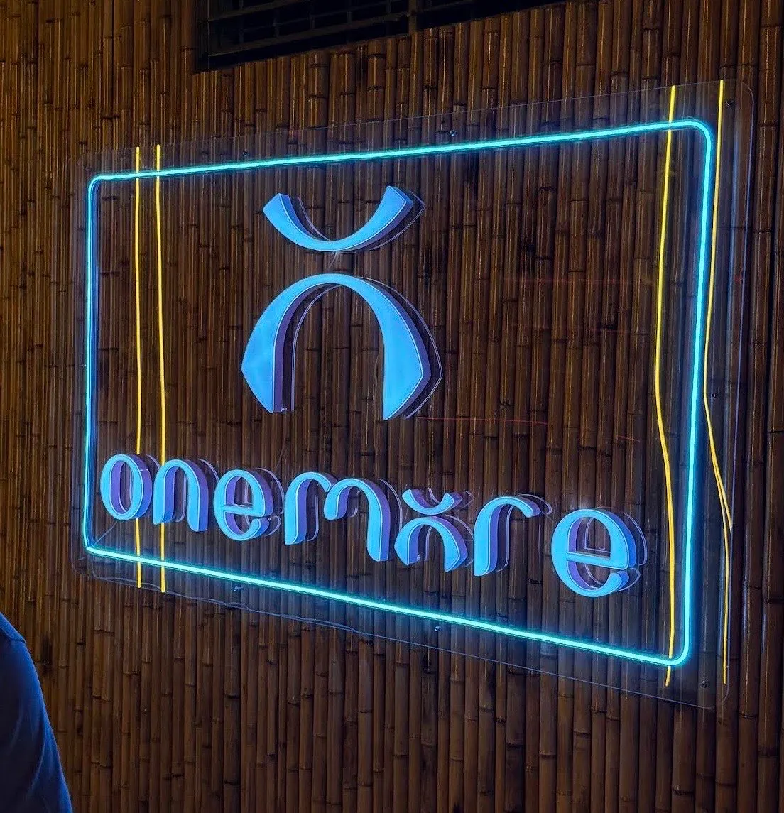 ONEMORE COCKTAIL & KARAOKE BAR